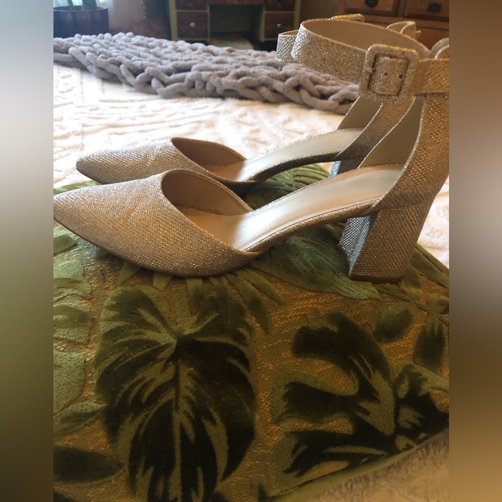 Gold/Champagne sparkle heels. Women’s size 10. - Picture 5 of 7